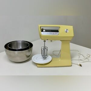 1970s Vintage Hamilton Beach Scovill Deluxe Mixer Stand w/ Beaters & Bowls